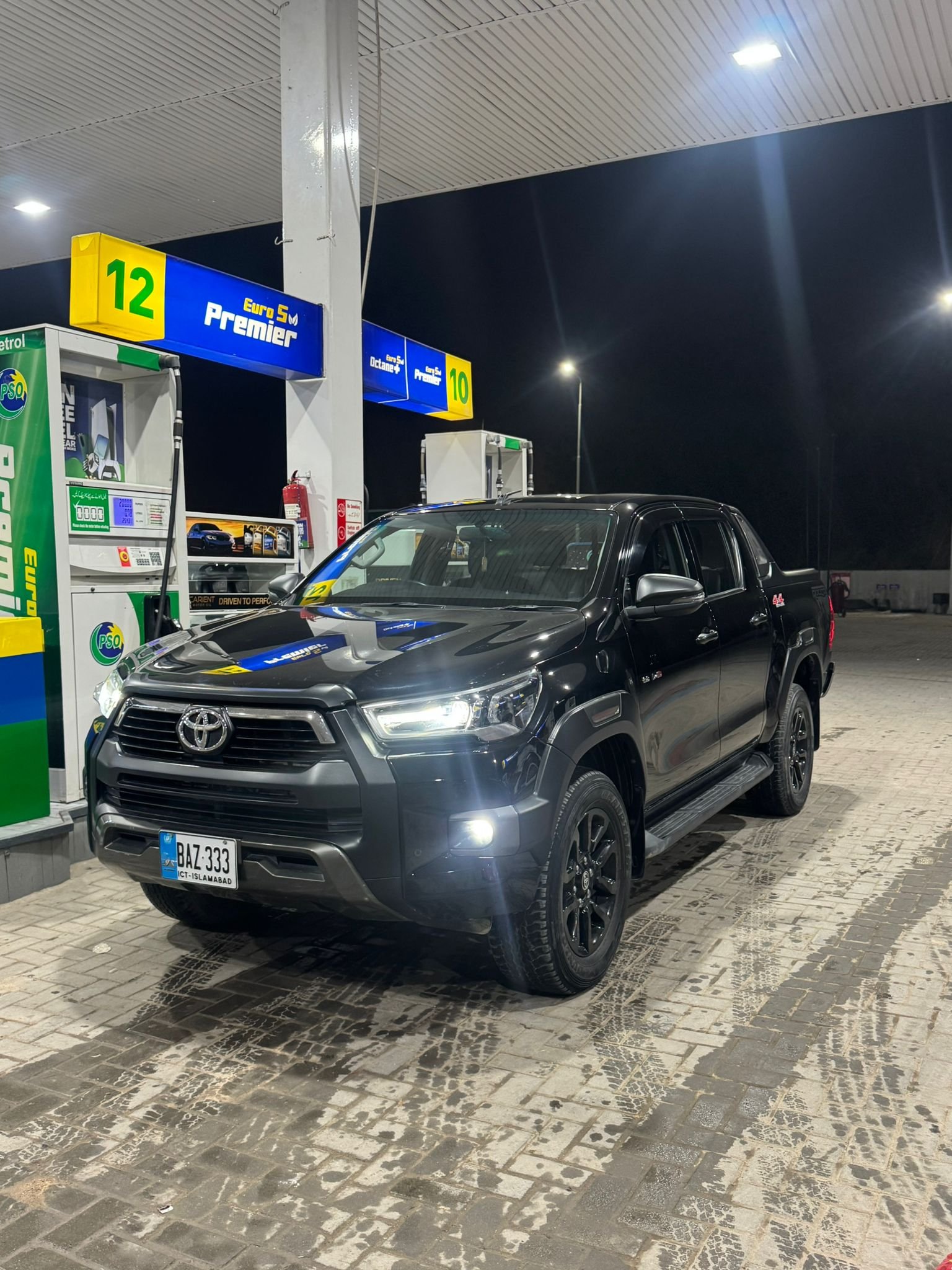 Black Hilux Rococo 2023