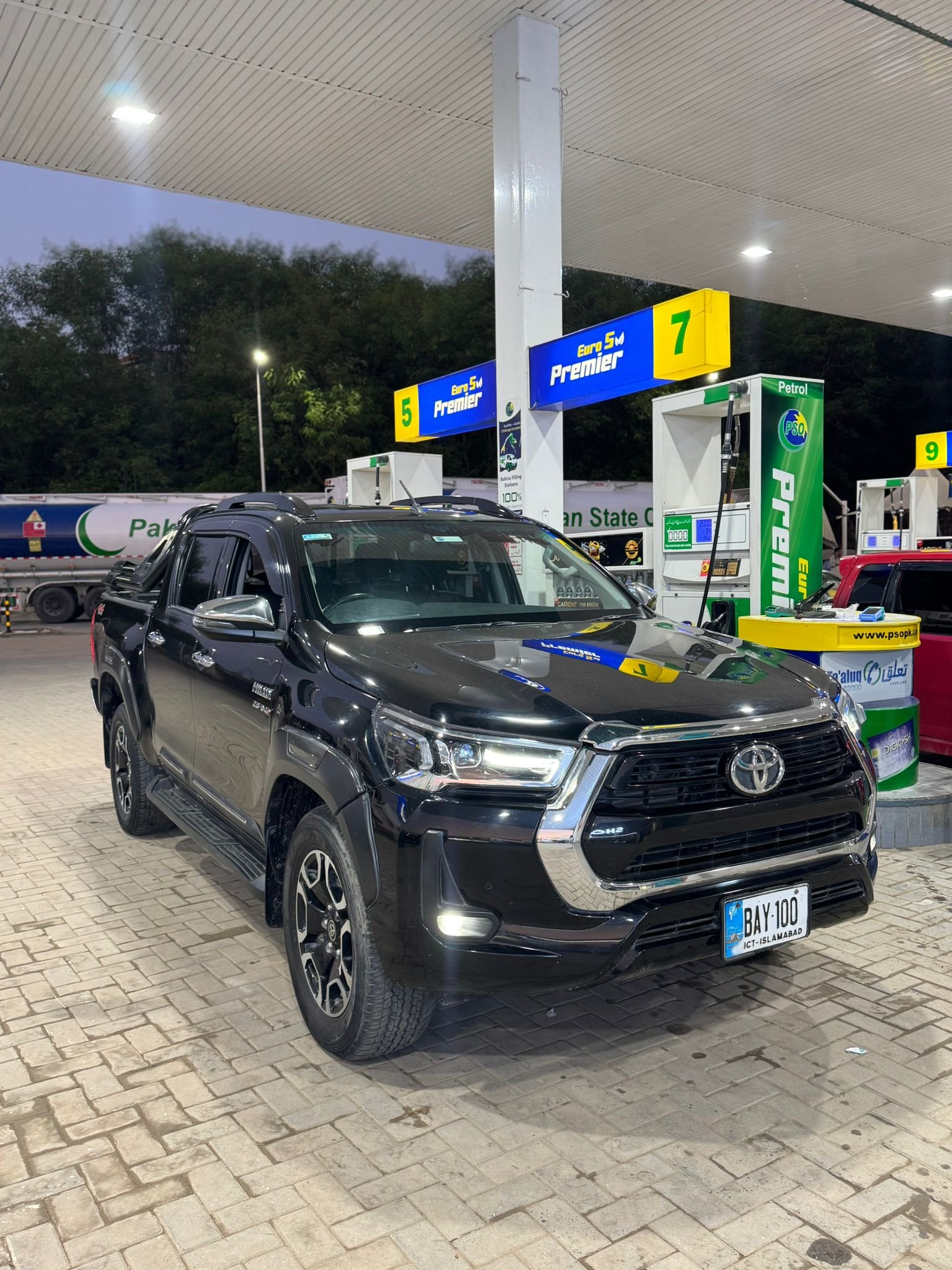 Black Hilux 2022 (second unit)